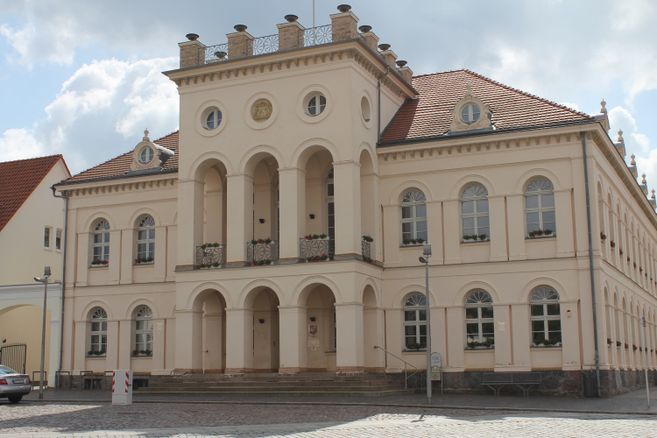 Das Rathaus von Neustrelitz am Markt.